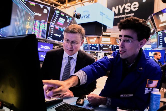 Valdis Dombrovskis (يسار) ، مفوض الاقتصاد الأوروبي ، في بورصة نيويورك ، في الولايات المتحدة ، 28 أبريل 2025.