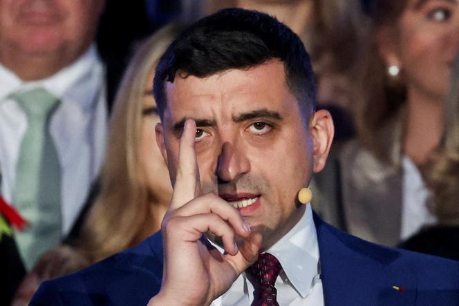 جورج سيمون أمام البرلمان الروماني في الجولة الثانية من الانتخابات الرئاسية في 18 مايو 2025.