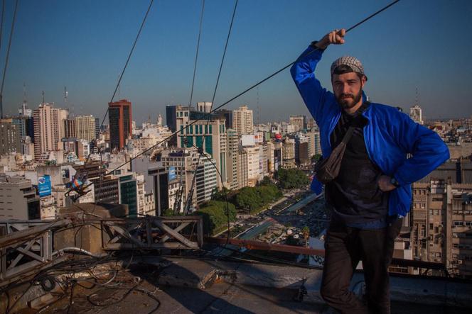 Théo Clerc ، فنان الشارع الفرنسي والرسام على سطح Avenida 9 في Julio ، في Buenos Aires ، في عام 2024. 