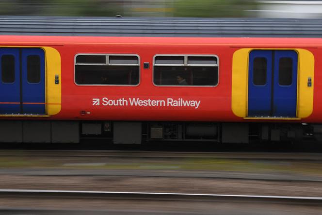 تمر القطارات من شركة South Western Company أمام محطة Clapham Junction في لندن في 20 مايو 2021. 