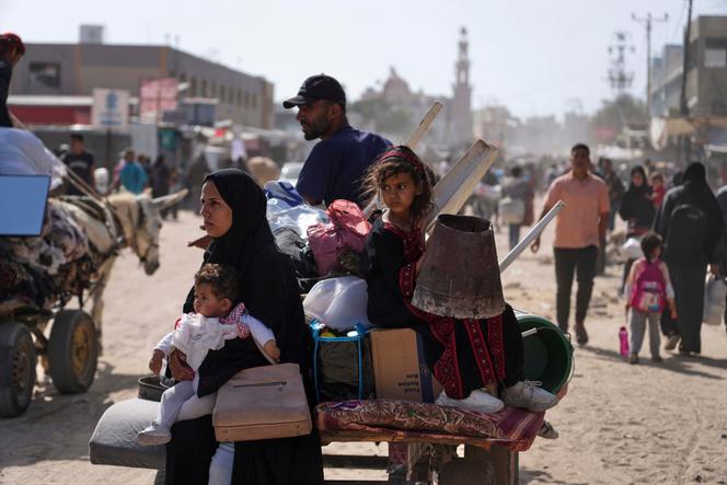 يفر الفلسطينيون النازحون خان يونز ، في قطاع غزة ، في 19 مايو 2025.