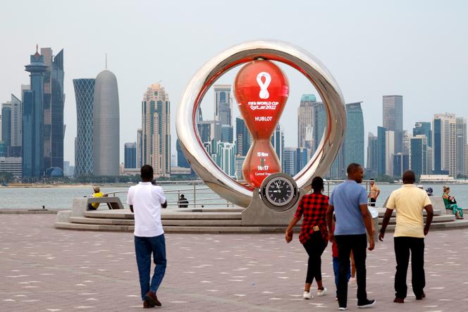 أمام ساعة العد التنازلي الرسمي لكأس العالم لكرة القدم 2022 في الدوحة في 15 نوفمبر 2023.