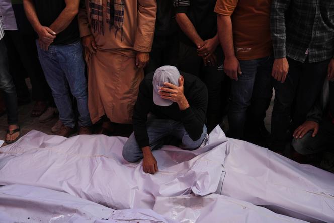 حداد الفلسطينيون على مقتل أقاربهم خلال ضربة جوية من الجيش الإسرائيلي على قطاع غزة ، في مشرحة مستشفى الققة في دير بالا ، الثلاثاء ، مايو 2025.