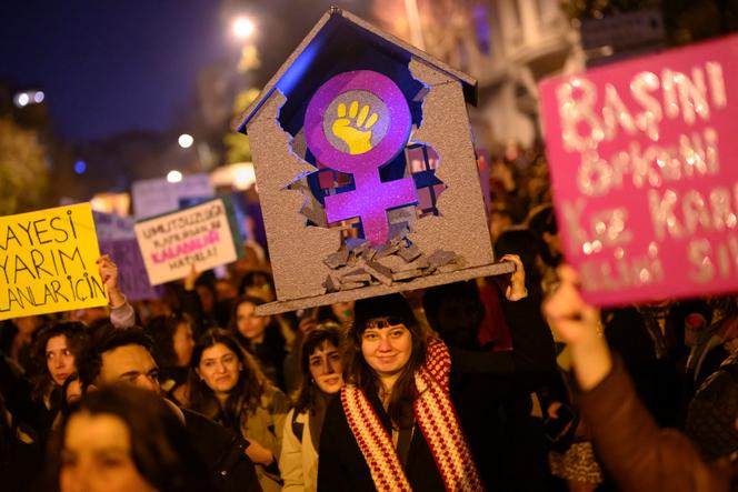 المشي في يوم حقوق المرأة الدولي بالقرب من ميدان Taksim في اسطنبول (Türkiye) في 8 مارس 2025.