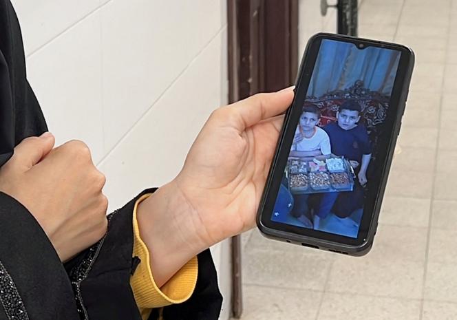 قتل اثنان من الأطفال النجار في هجوم جوي إسرائيلي في 23 مايو ، في خان يونيس ، في صورة على أحد أفراد أسرته ، في 24 مايو 2025.