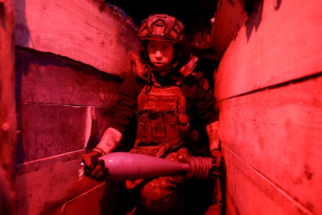 يقوم جندي من لواء 115ᵉ الميكانيكي للقوات المسلحة الأوكرانية بنقل قذيفة هاون ، في منطقة دونيتسك (أوكرانيا) في 16 مايو 2025.