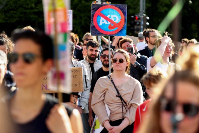 يشارك الألمان في مظاهرة تطلب الحظر على الطرف الأيمن البديل لألمانيا (AFD) ، في برلين ، في 11 مايو 2025.