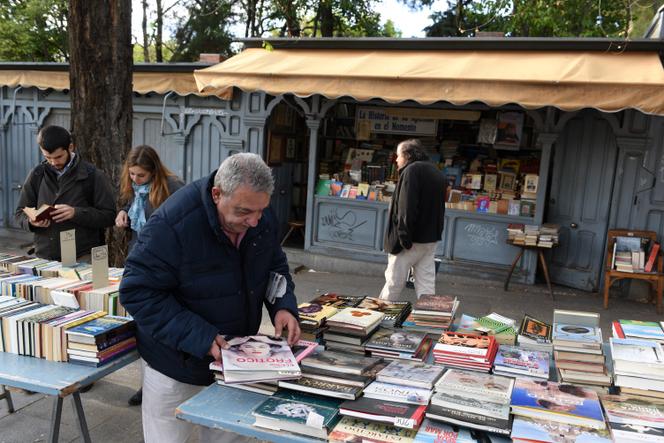 رجل رجل من خلال الكتب خلال يوم الكتاب العالمي ، Rue Cuesta de Moyano ، في مدريد ، 23 أبريل 2019.