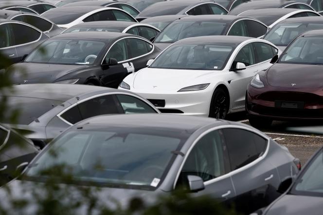 سيارات Tesla Electric ، في أحد مراكز توصيل الشركة ، في Valenton (Val-De-Marne) ، 24 أبريل 2025.