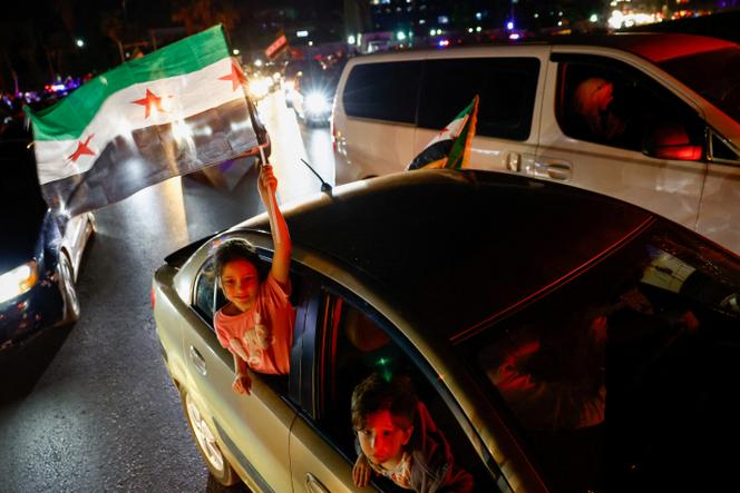 يحتفل السوريون بنهاية العقوبات الأمريكية في دمشق في 13 مايو 2025.