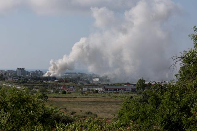 يهرب الدخان من منتجات صيانة للسكن في المباني لحمامات السباحة ، في مدينة Vilanova I La Geltru الساحلية ، جنوب برشلونة ، في 10 مايو 2025.