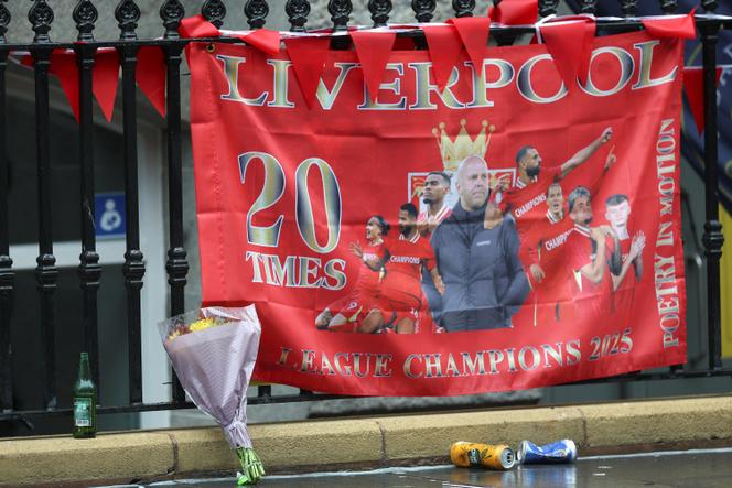 الزهور وعلم ليفربول FC في المشهد حيث هرع سائق سيارة إلى الحشد خلال العرض للاحتفال بفوز النادي ، في ليفربول ، في المملكة المتحدة ، في 27 مايو 2025. 