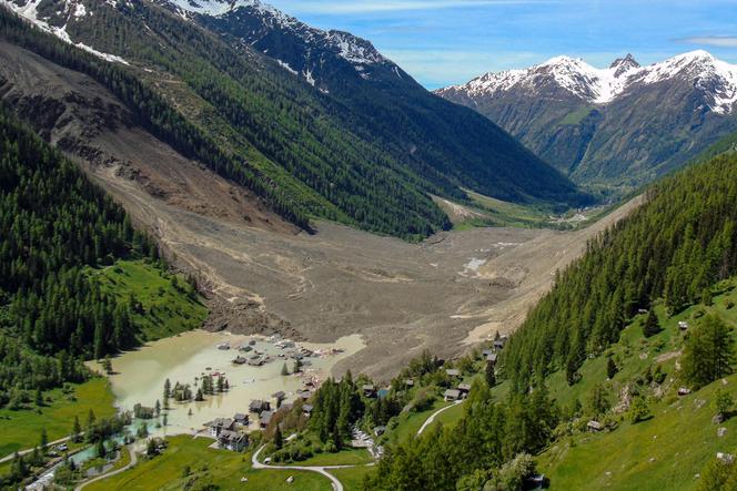 قرية Blatten ، أسفل قمة Bietschhorn ، في جبال الألب السويسرية ، التي دمرتها انهيار أرضي بعد انهيار جزء من الجليدية الضخمة للبتولا في 29 مايو 2025.