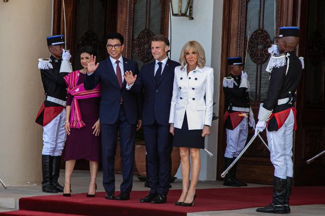 رحب رئيس مدغشقر ، أندري راجلينا ، والسيدة الأولى في مدغشقر ، ميلي راجلينا ، الرئيس الفرنسي ، إيمانويل ماكرون ، وزوجته بريجيت ماكرون ، في القصر الرئاسي لإيفولوها خلال زيارته إلى أنطاناناريفو ، في 23 أبريل ، 2025. 