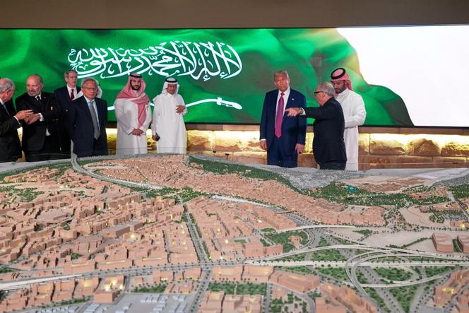 يدرس الرئيس الأمريكي ، دونالد ترامب ، ولي العهد السعودي محمد بن سلمان نموذج مدينة قيد الإنشاء ، في 13 مايو 2025 ، في الرياض.