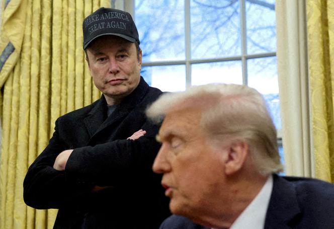 Elon Musk خلف الرئيس الأمريكي ، دونالد ترامب ، في المكتب البيضاوي ، في البيت الأبيض ، في واشنطن ، في 11 فبراير 2025. 