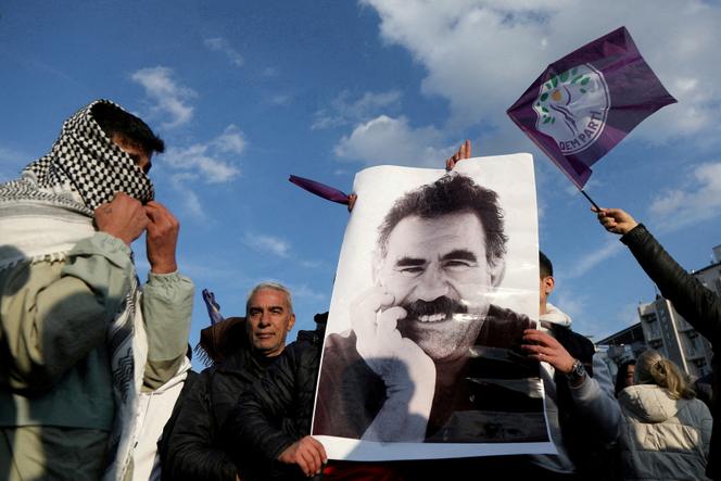 يحمل أحد المتظاهرين صورة لرئيس المتشددين الكردي سجن عبد الله أوكالان ، خلال تجمع في دياربكير ، توركي ، في 27 فبراير 2025.