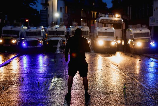 يواجه متظاهر مركبات الشرطة المضادة للحيدة في بالمينا ، أيرلندا الشمالية ، الأربعاء ، 11 يونيو 2025.