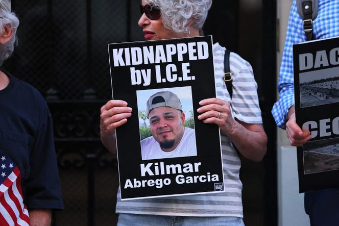 صورة Kilmar Abrego Garcia خلال مظاهرة ضد طرد المهاجرين في سلفادور ، نيويورك في 24 أبريل 2025.