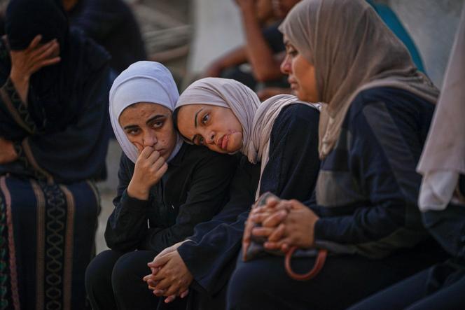 النساء الفلسطينيات قبل دفن أحد أفراد أسرته في مستشفى الشيفا ، في مدينة غزة ، في 26 يونيو 2025.