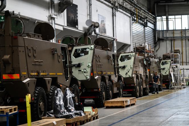 يعمل موظف في KNDS على خط إنتاج المركبات المدرعة Griffon ، في مصنع KNDS في Roanne (Loire) ، في 12 يونيو 2025.