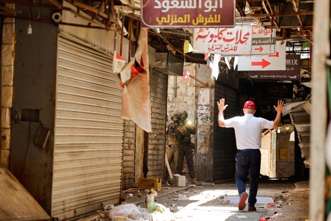 تم عرض فلسطيني من قبل الجنود الإسرائيليين خلال غارة في نابلوس ، في الضفة الغربية ، في 10 يونيو 2025.