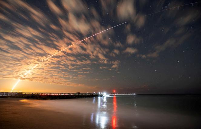 صاروخ Falcon 9 من SPACEX يحمل سواتل Starlink على Sebastian Inlet بعد إطلاقه من Cap Canaveral ، فلوريدا ، 26 فبراير 2025.