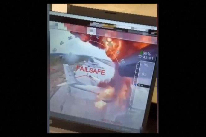 تُظهر هذه الصورة ، التي تم استخلاصها من مقطع فيديو بثها الخدمات السرية الأوكرانية في 1 يونيو 2025 ، ما تقدمه كعديد من المواقد على قاعدة Belaïa الجوية ، في شرق سيبيريا ، أكثر من 4200 كيلومتر من أوكرانيا.
