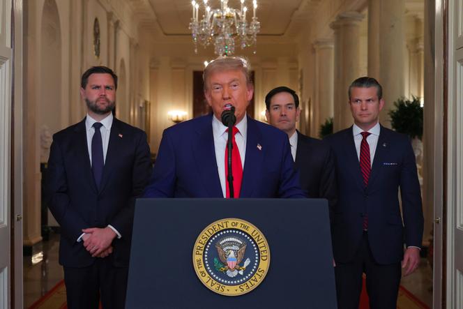 دونالد ترامب ، محاطًا بنائب رئيسه ، JD Vance ، وزير الخارجية ماركو روبيو ووزير الدفاع ، بيت هيغسيث ، خلال خطاب رسمي للبيت الأبيض حول الضربات الأمريكية على المواقع النووية الإيرانية في 21 يونيو 2025.