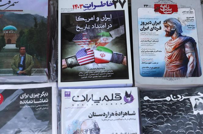 الصحف التي تعلن عن المفاوضات الأمريكية الإيرانية حول البرنامج النووي الإيراني في طهران ، 19 أبريل 2025.