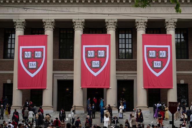 أمام مكتبة Widener ، يوم حفل التخرج ، في جامعة هارفارد ، في كامبريدج ، في ماساتشوستس ، في 29 مايو 2025.