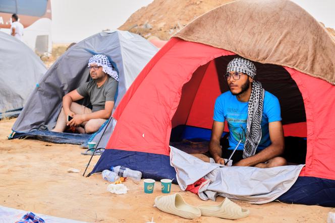 أعضاء قافلة إنسانية في سيرتي ، في شرق ليبيا ، بعد منعهم من قبل السلطات من الاستمرار إلى الحدود مع غزة ، في 15 يونيو 2025.