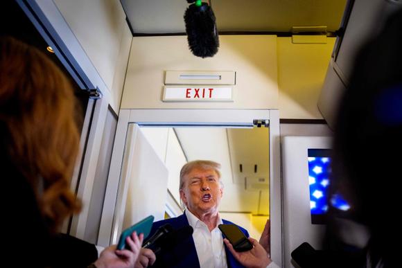يخاطب دونالد ترامب وسائل الإعلام على متن Air Force One في 24 يونيو 2025.