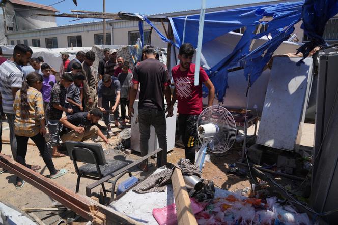 يبحث الفلسطينيون في خيمة تالفة بعد إضراب إسرائيلي في فناء مستشفى الققة ، دير البلا ، في قطاع غزة ، الاثنين ، 30 يونيو 2025.