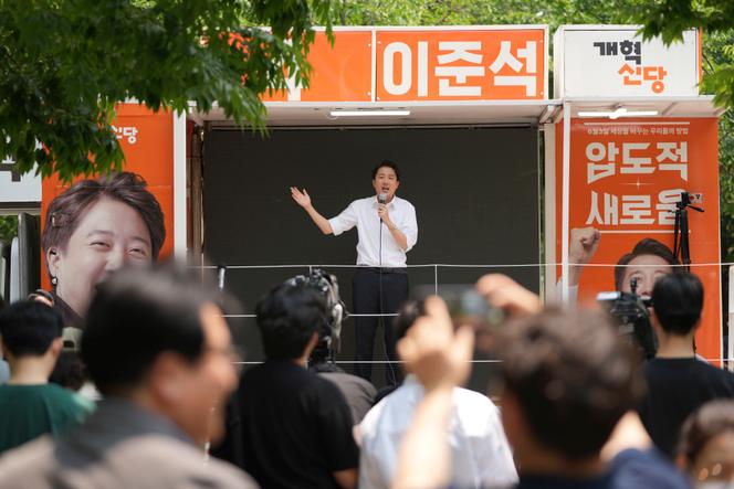 Lee Jun-Seok ، مرشح حزب الإصلاح الرئاسي الجديد في كوريا الجنوبية ، خلال الحملة الانتخابية الرئاسية في سيول ، كوريا الجنوبية ، 30 مايو 2025.