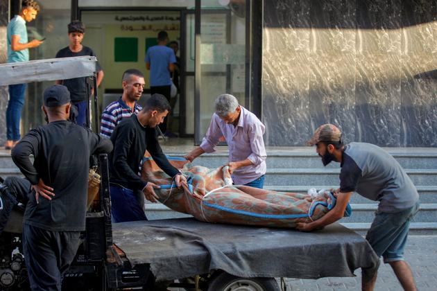 خارج مستشفى الودا في معسكر نوسارات ، بعد مقتل العديد من الفلسطينيين أثناء توجههم إلى مركز توزيع الطعام في وسط غزة في 20 يونيو 2025.