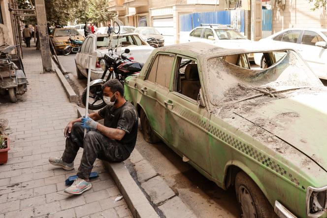 بالقرب من مبنى متأثر خلال الإضرابات الإسرائيلية ، في طهران ، في 26 يونيو 2025.
