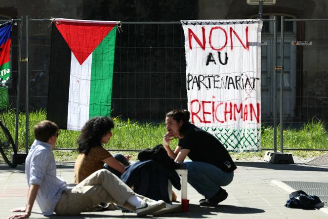 قام الطلاب أمام علم فلسطيني في 9 أبريل 2025 ، بمنع دخول معهد الدراسات السياسية (IEP-Sciences-Po) ، في ستراسبورغ ، للاحتجاج على تجديد الشراكة مع الجامعة الإسرائيلية Reichman.
