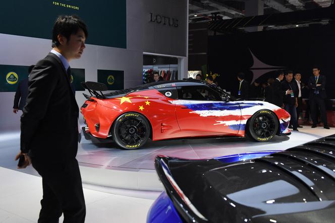 سيارة لوتس إيفورا GT4 سباق ، بألوان الأعلام البريطانية والصينية ، في افتتاح معرض شنغهاي ، الصين للسيارات في 16 أبريل 2019.