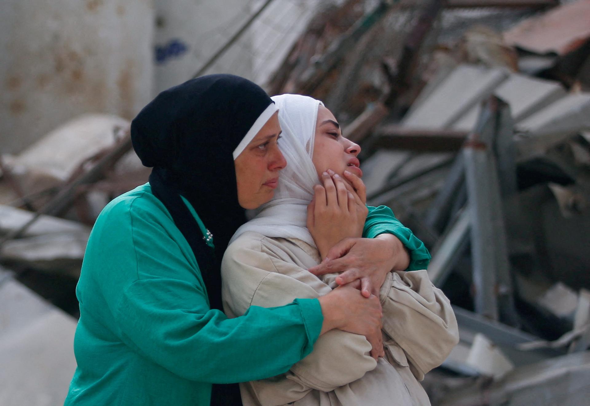 جنازة فلسطينية قتلت في هجوم إسرائيلي في مستشفى الشيفا في غزة في 19 يونيو 2025.