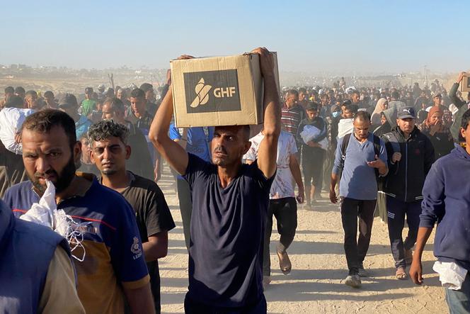 عاد الفلسطينيون إلى خيامهم في جنوب قطاع غزة ، في 29 مايو 2025 ، بعد تعافيهم من المساعدات الغذائية التي توزعها مؤسسة غزة الإنسانية في رفه.