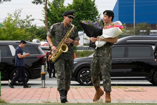 اثنان من أعضاء مجموعة K-Pop BTS ، RM (يسار) و V ، بعد خدمتهم العسكرية ، في Chuncheon ، كوريا الجنوبية ، 10 يونيو 2025.