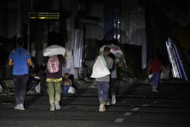 Gazaouis على عودة من توزيع المساعدات من مؤسسة غزة الإنسانية ، في معسكر اللاجئين في نوسارات ، في وسط الجيب ، الثلاثاء ، 24 يونيو 2025.