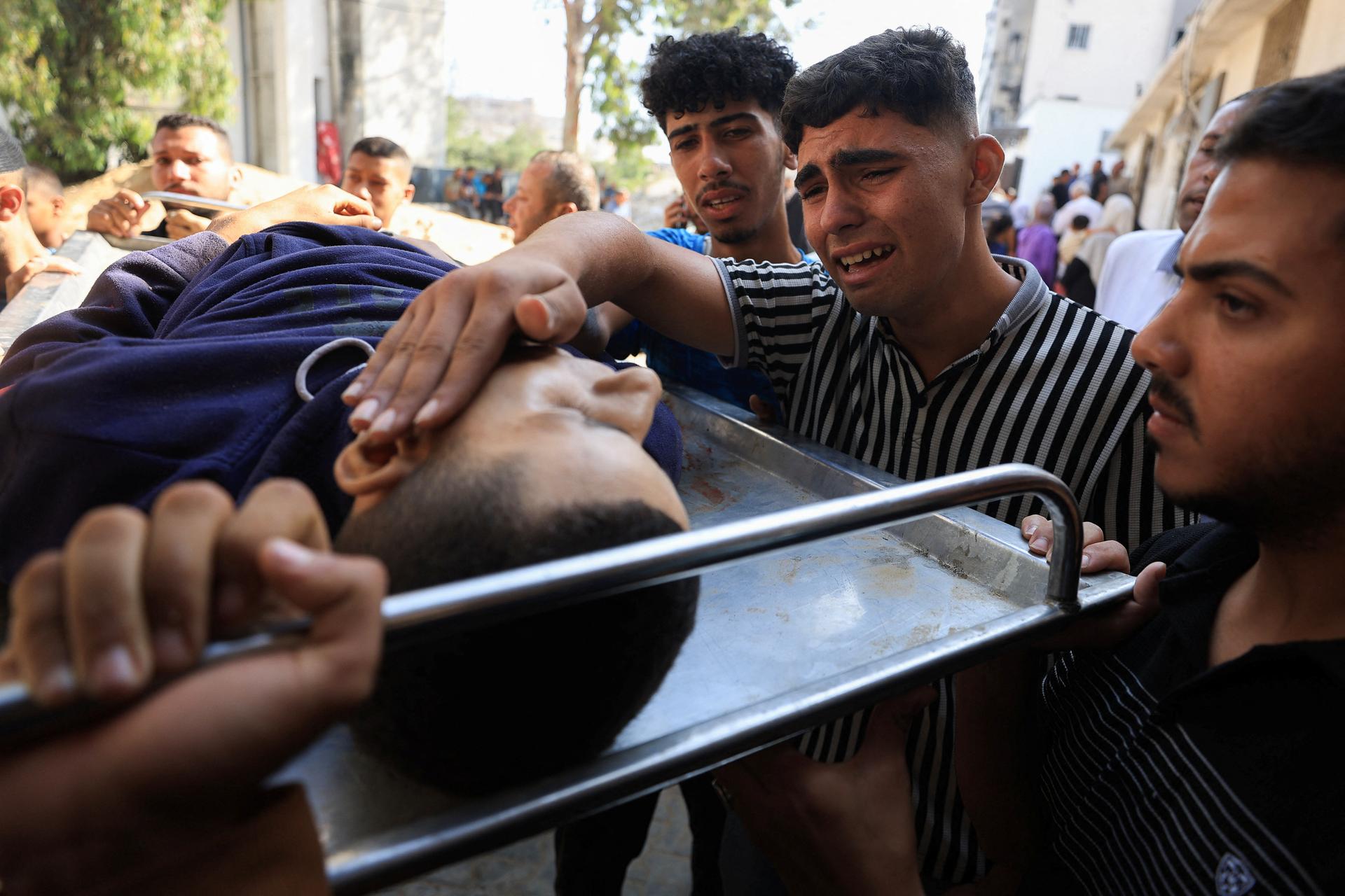قتل فلسطيني في هجوم إسرائيلي على موقع توزيع في مستشفى الشيفا في غزة في 18 يونيو 2025.