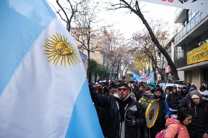 مؤيدي الرئيس الأرجنتيني السابق كريستينا كيرشنر ، أمام منزلها ، بعد أن وافقت قاضية الأرجنتينية على طلبها لقضاء عقوبة السجن لمدة ست سنوات بسبب الفساد في المنزل ، في بوينس آيرس ، في 18 يونيو 2025.