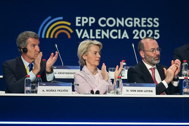 زعيم الحزب الشعبي الإسباني (PP) ، ألبرتو نونيز فيجو ، رئيس المفوضية الأوروبية ، أورسولا فون دير لين ، ورئيس حزب الشعب الأوروبي (PPE) ، مانفريد ويبر ، خلال مؤتمر حزب الشعب الأوروبي (PPE) ، في التكافؤ (Spain) ، 30 أبريل ، 2025.