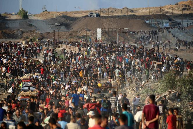أثناء توزيع الطعام الذي تنظمه مؤسسة غزة الإنسانية ، في وسط قطاع غزة ، في 25 يونيو 2025.