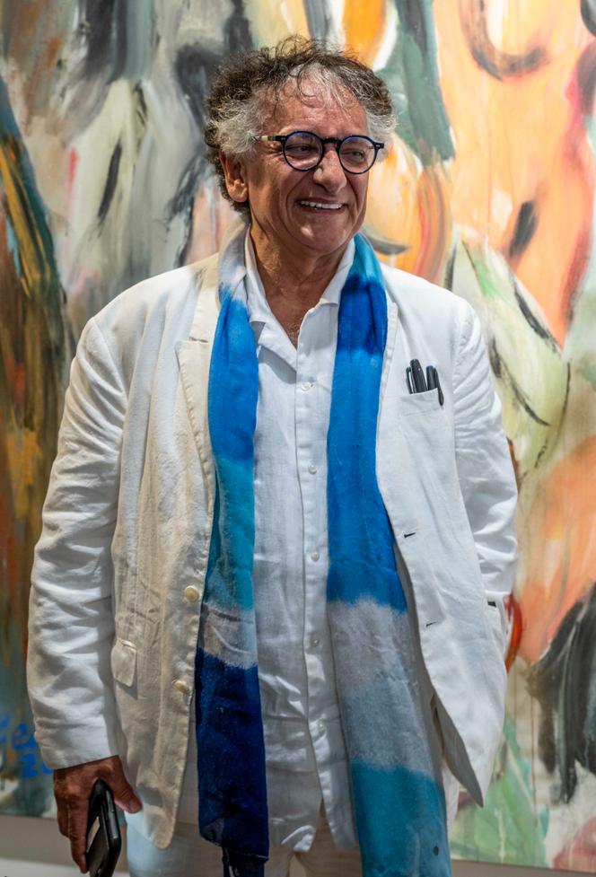 Bedri Baykam خلال افتتاح معرضه في معرض Schwab Beaubourg ، في باريس ، 5 يونيو 2025.