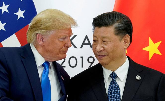الرئيس الأمريكي دونالد ترامب ونظيره الصيني ، شي جين بينغ خلال اجتماعهم الثنائي في قمة G20 في أوساكا في 29 يونيو 2019.