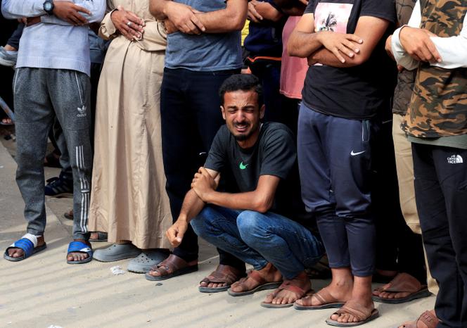 خلال جنازات الفلسطينيين الذين قتلوا بالنيران الإسرائيلية بالقرب من مركز توزيع ، في مستشفى ناصر في خان يونز ، في جنوب قطاع غزة ، في 16 يونيو 2025.